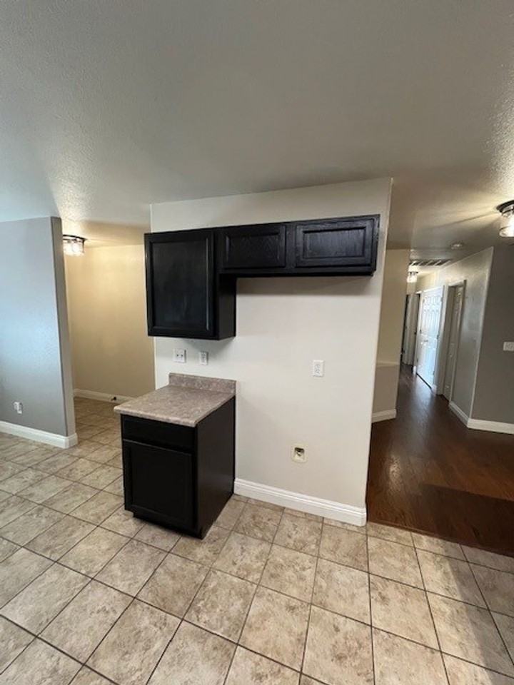 402 N Amador St - Photo 7 of 32