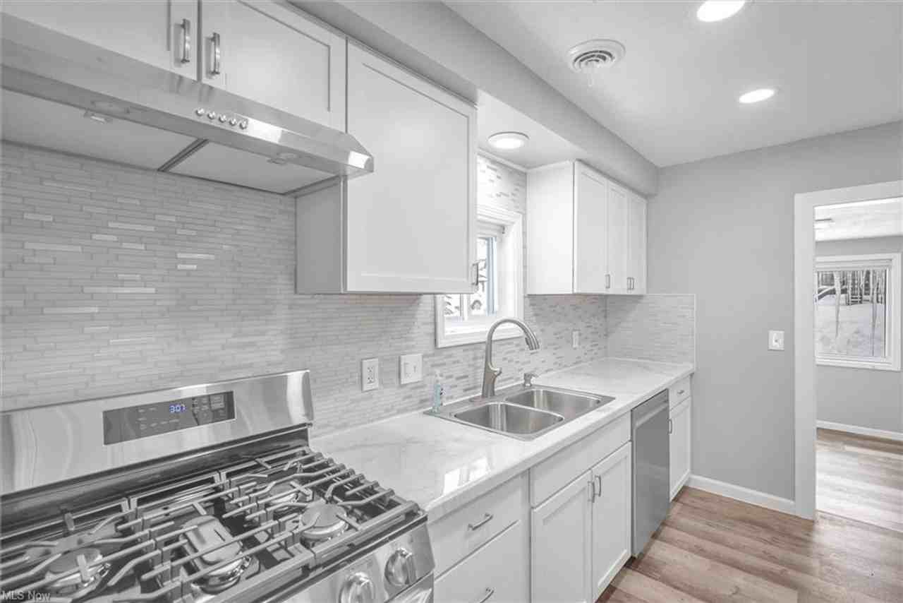 1085 Orchard Ave - Photo 2 of 19