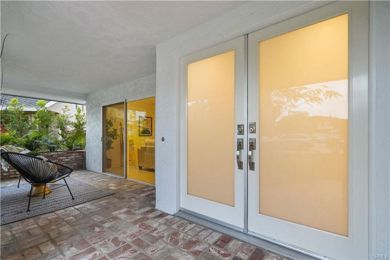 6210 Newcastle Ave - Photo 4 of 29