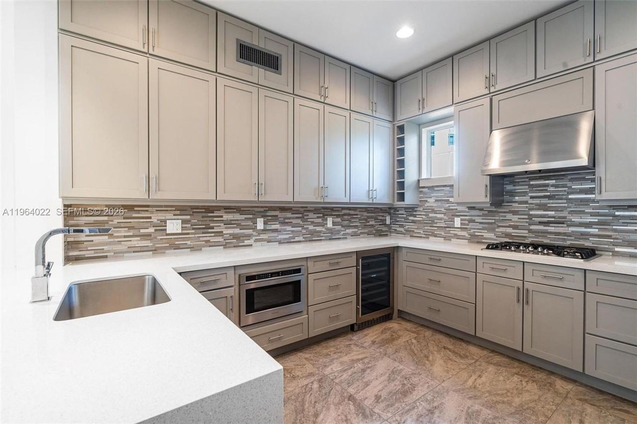 1757 Ne 9th St - Photo 2 of 20