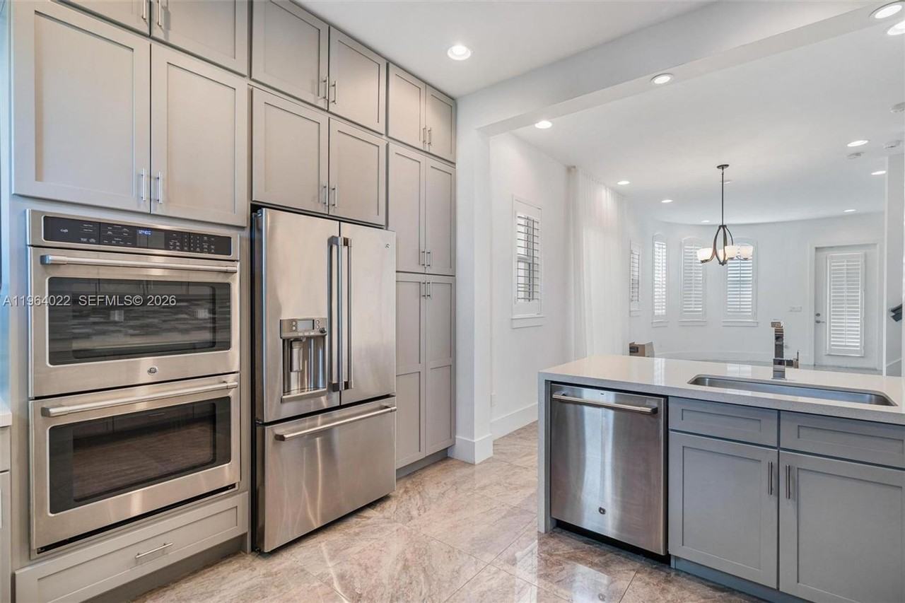 1757 Ne 9th St - Photo 3 of 20