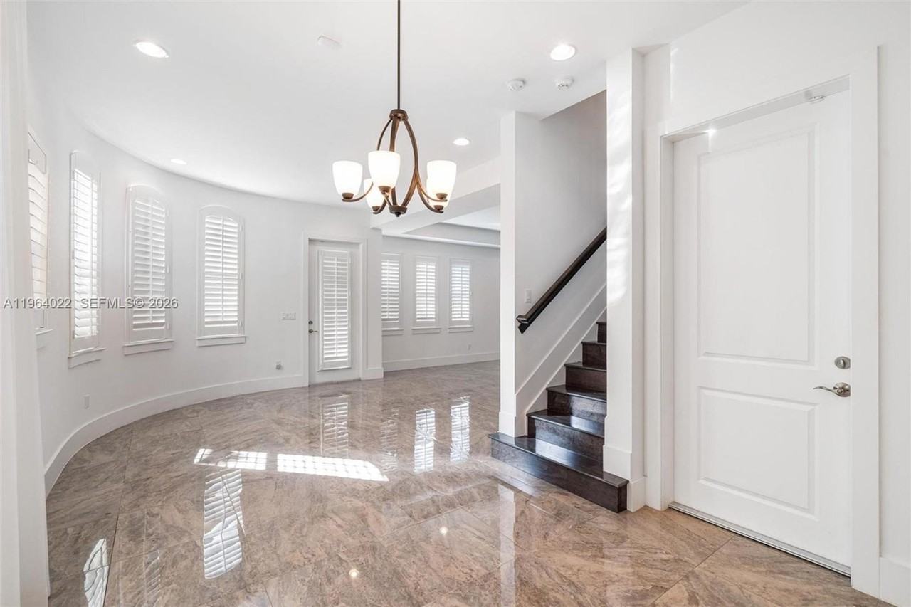 1757 Ne 9th St - Photo 4 of 20