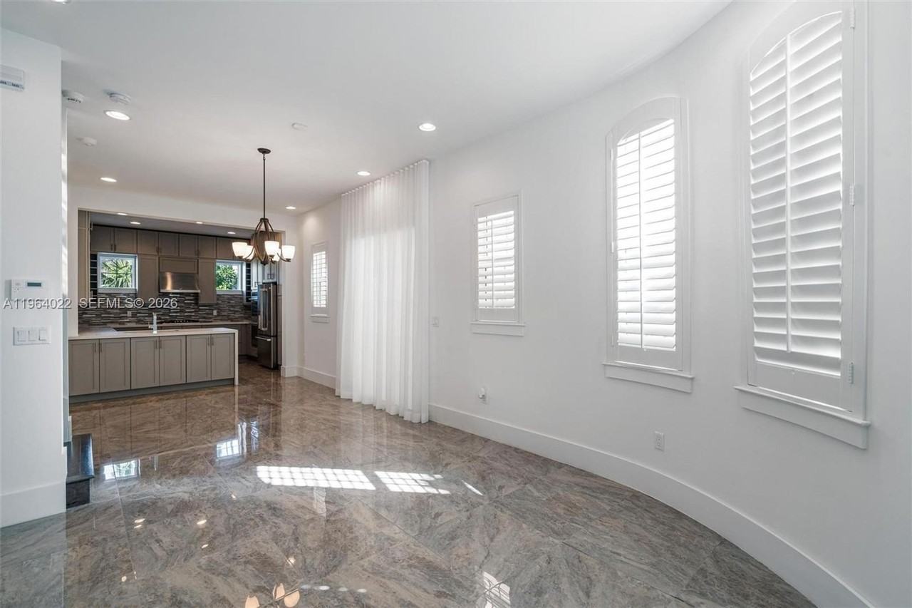 1757 Ne 9th St - Photo 6 of 20