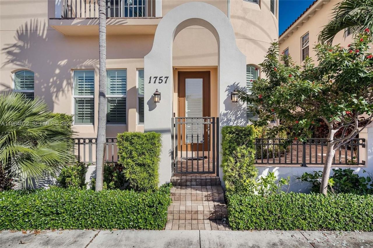 1757 Ne 9th St - Photo 7 of 20