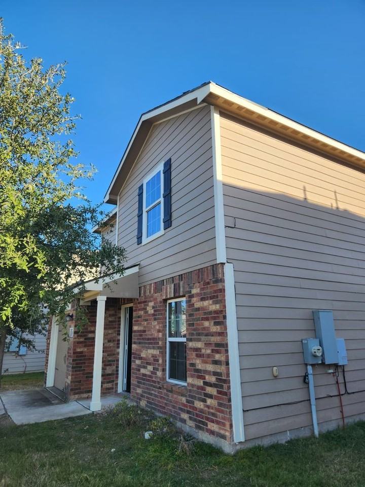 1013 Woodward Ct - Photo 4 of 12