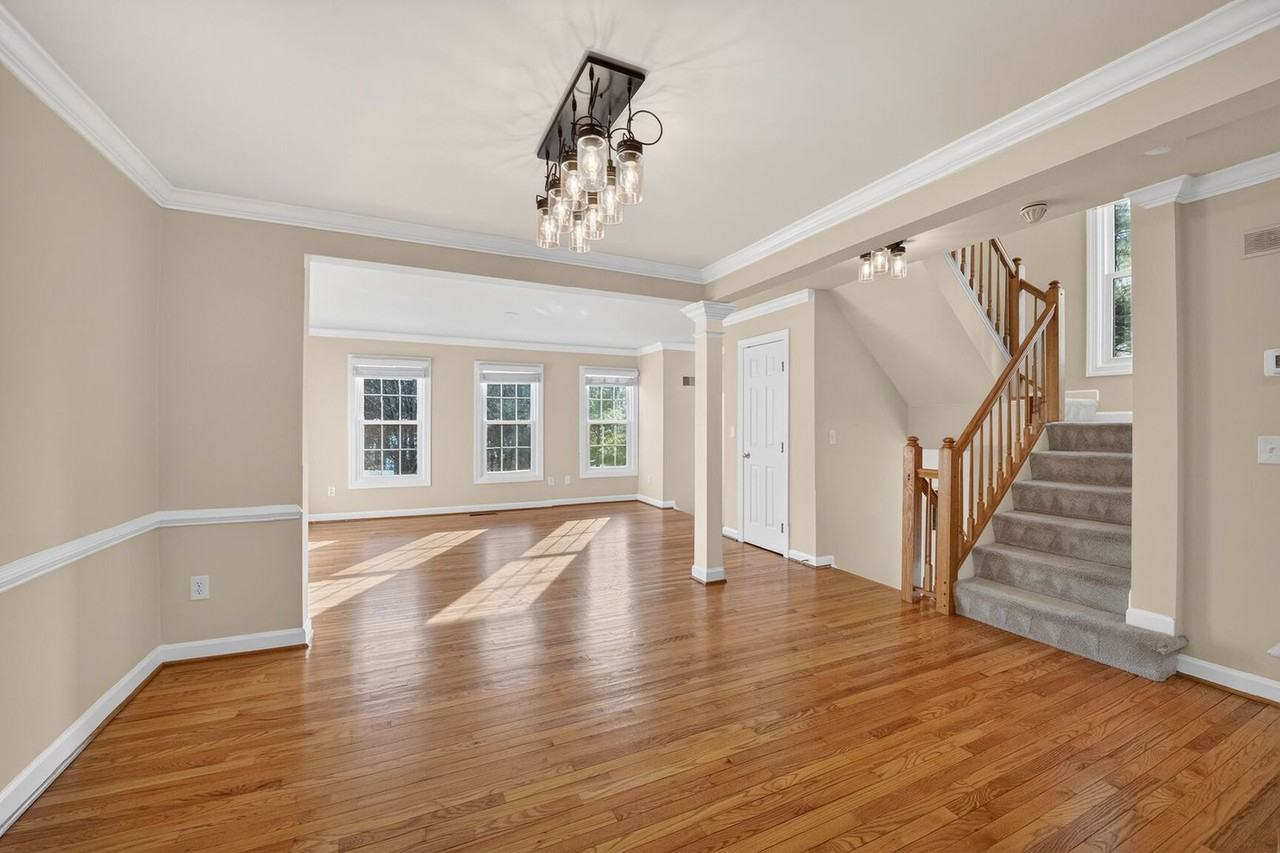 8110 Meadow Springs Ct - Photo 3 of 23
