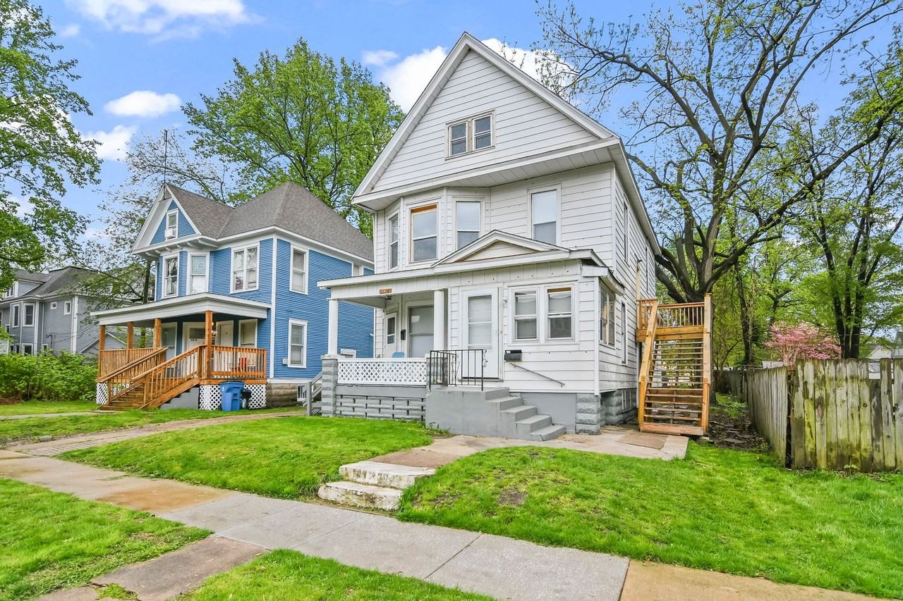 720 W Edwards - Photo 2 of 3