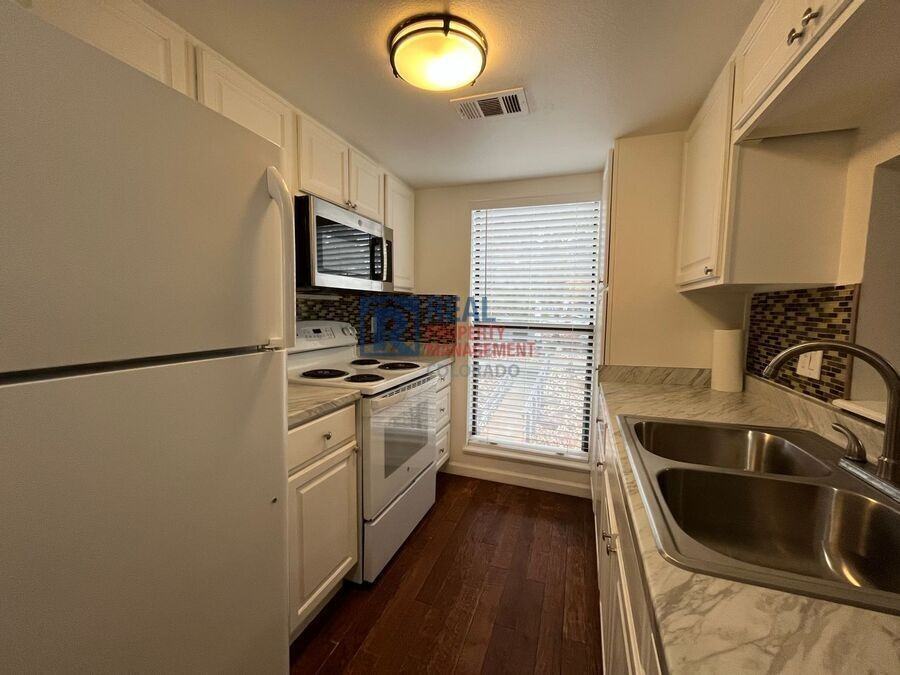 6470 S Dayton St Apt K07 - Photo 2 of 11