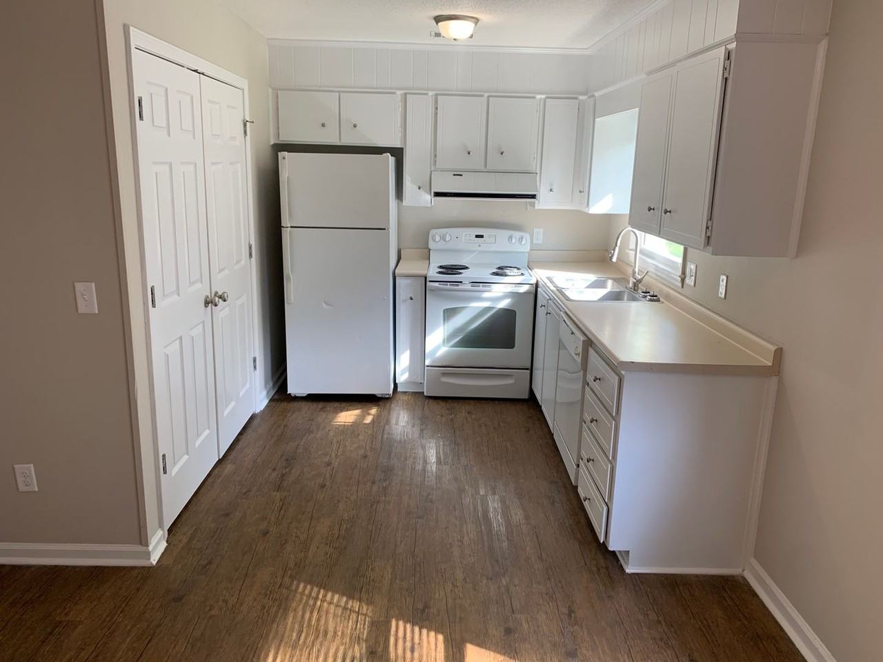 20 University Pl - Photo 2 of 12