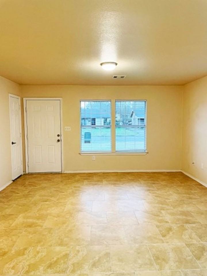 2235 Toledo St - Photo 2 of 9