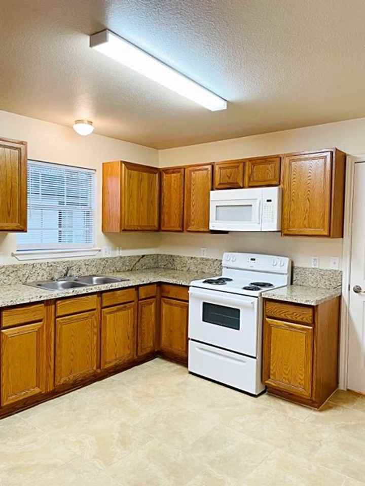 2235 Toledo St - Photo 3 of 9