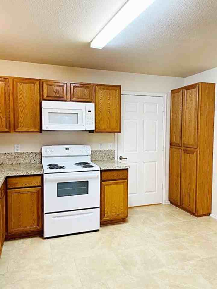 2235 Toledo St - Photo 4 of 9