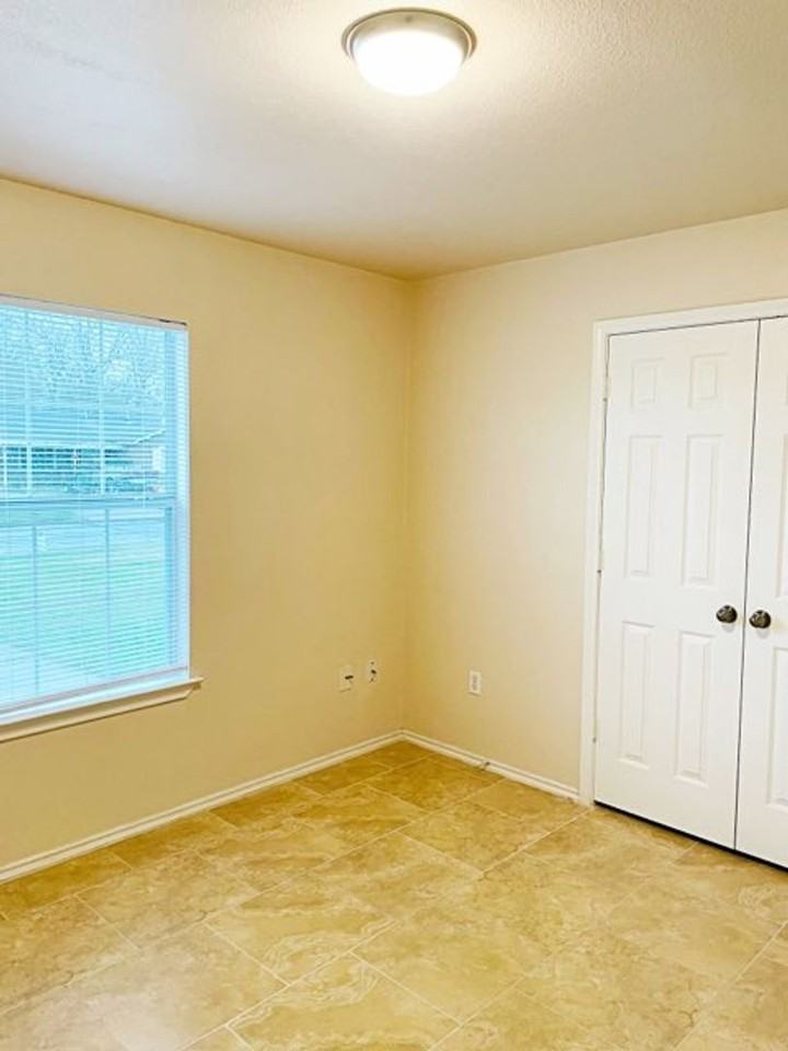 2235 Toledo St - Photo 5 of 9