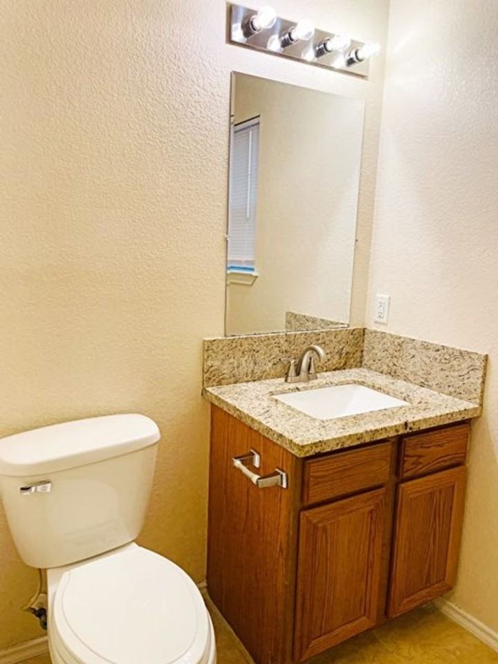 2235 Toledo St - Photo 6 of 9