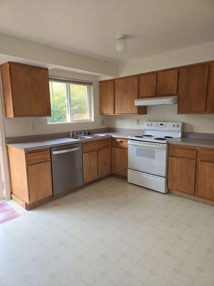 2804 Donovan Ave - Photo 2 of 25