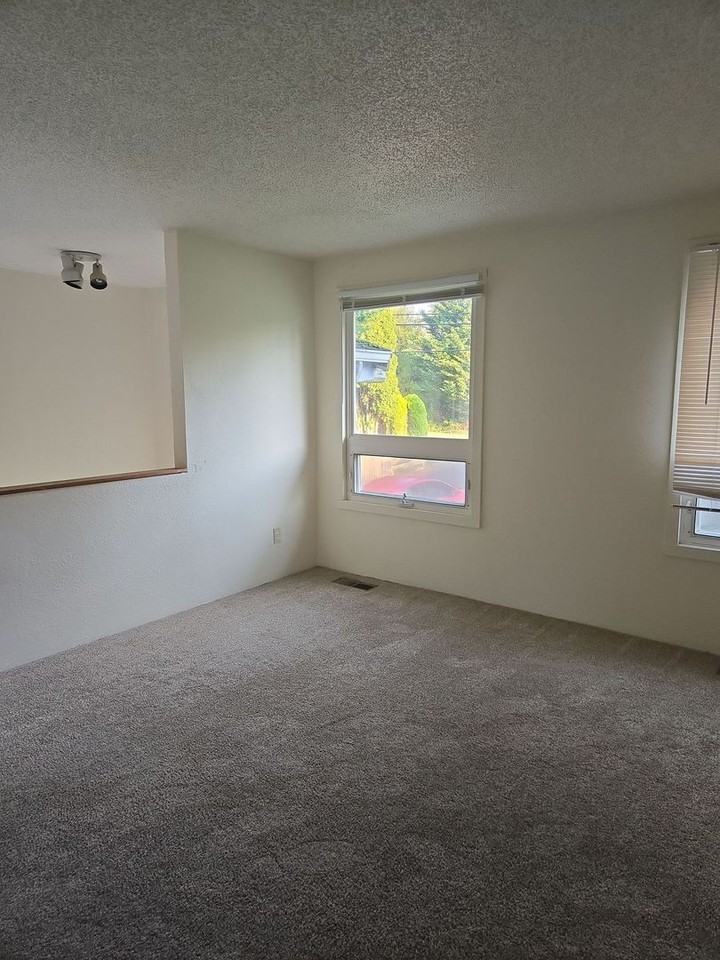 2804 Donovan Ave - Photo 4 of 25