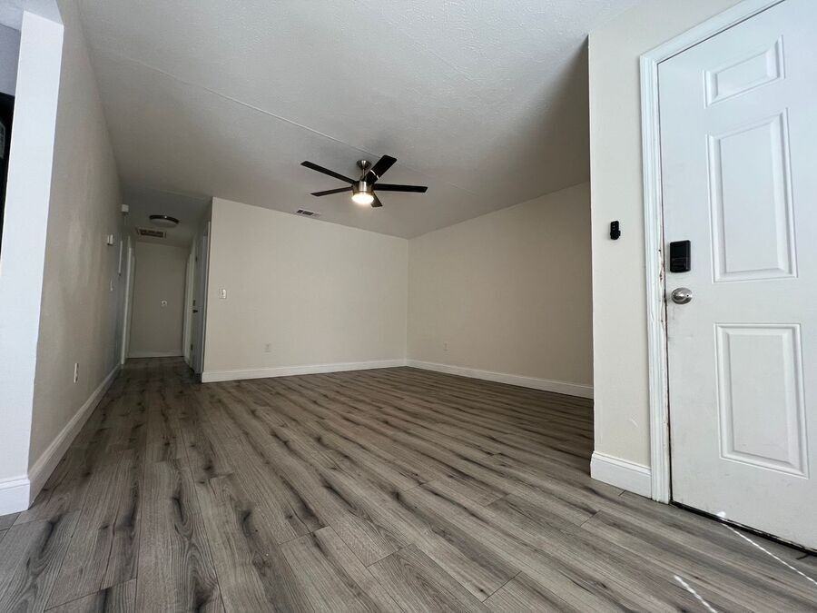 310 E Tomlin St - Photo 2 of 9