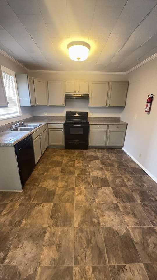 1905 28th St - Photo 4 of 15