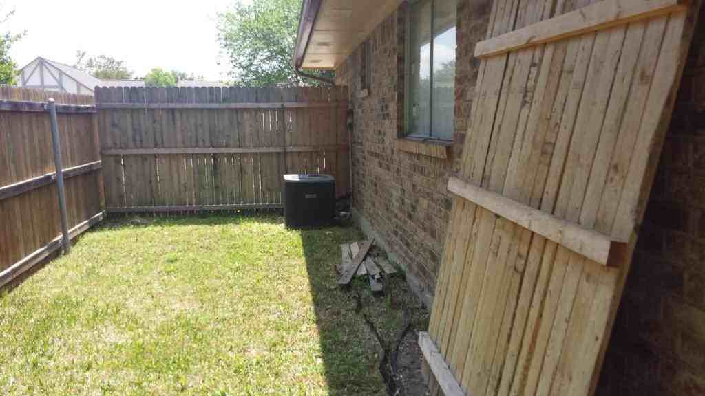 521 Caravaca Dr - Photo 4 of 8