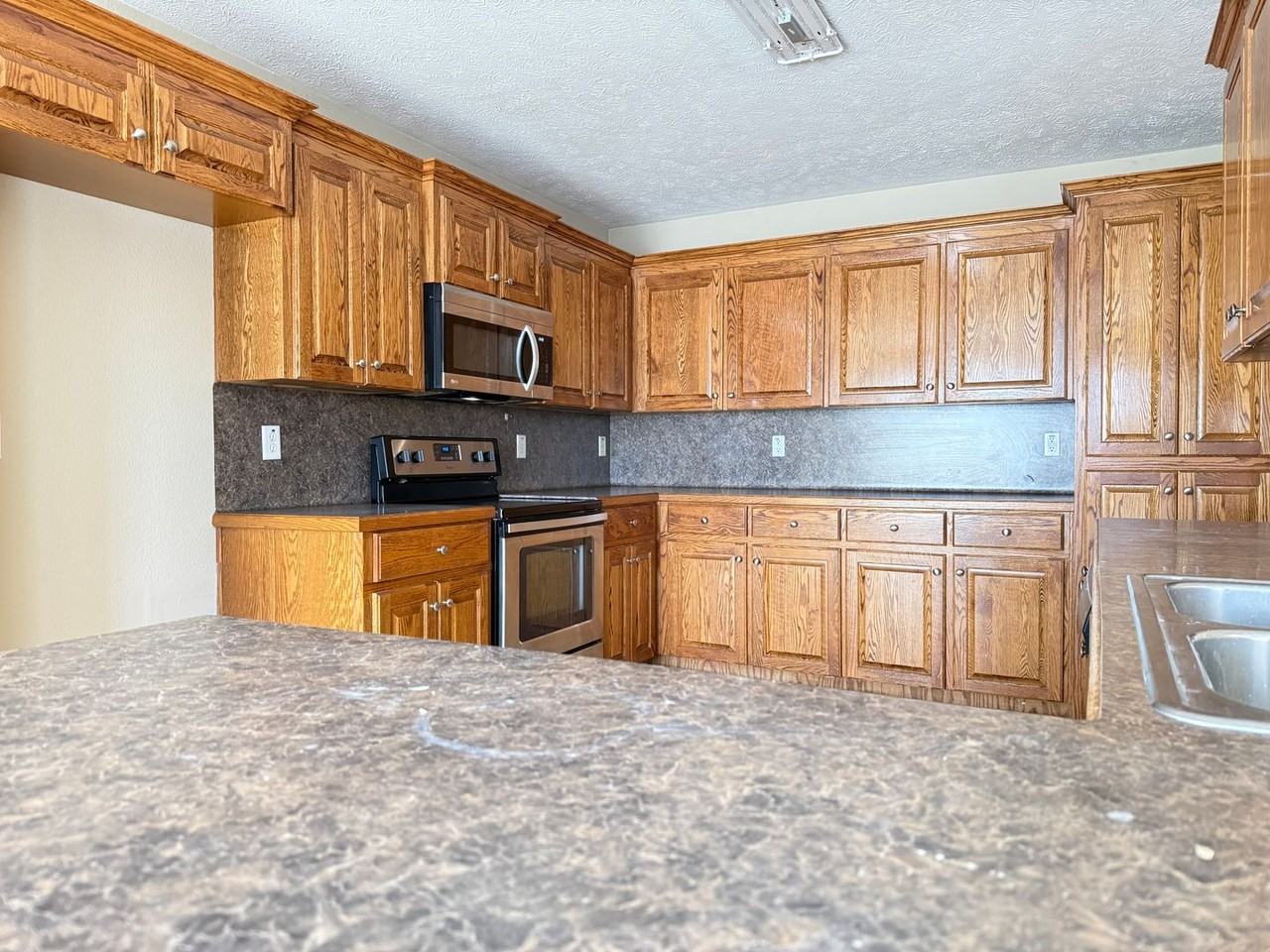 2413 Versailles Dr - Photo 3 of 18