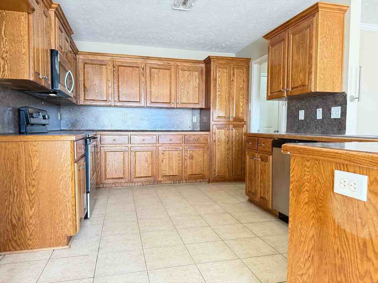 2413 Versailles Dr - Photo 4 of 18