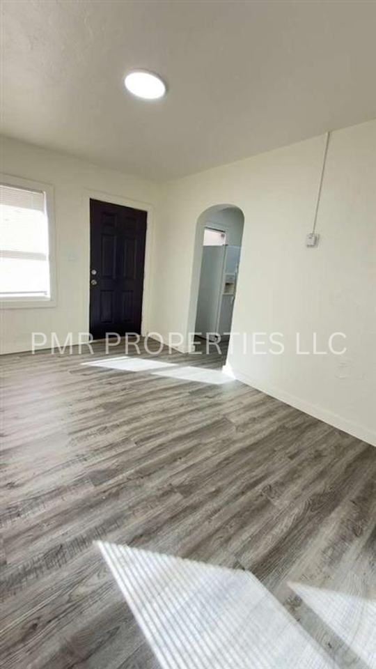 1211 Nw Lincoln Ave - Photo 2 of 7