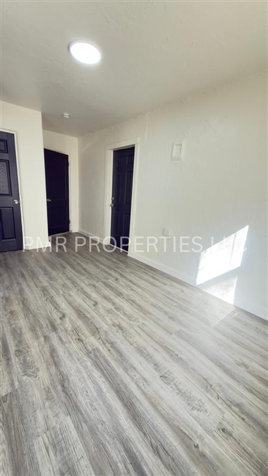 1211 Nw Lincoln Ave - Photo 3 of 7