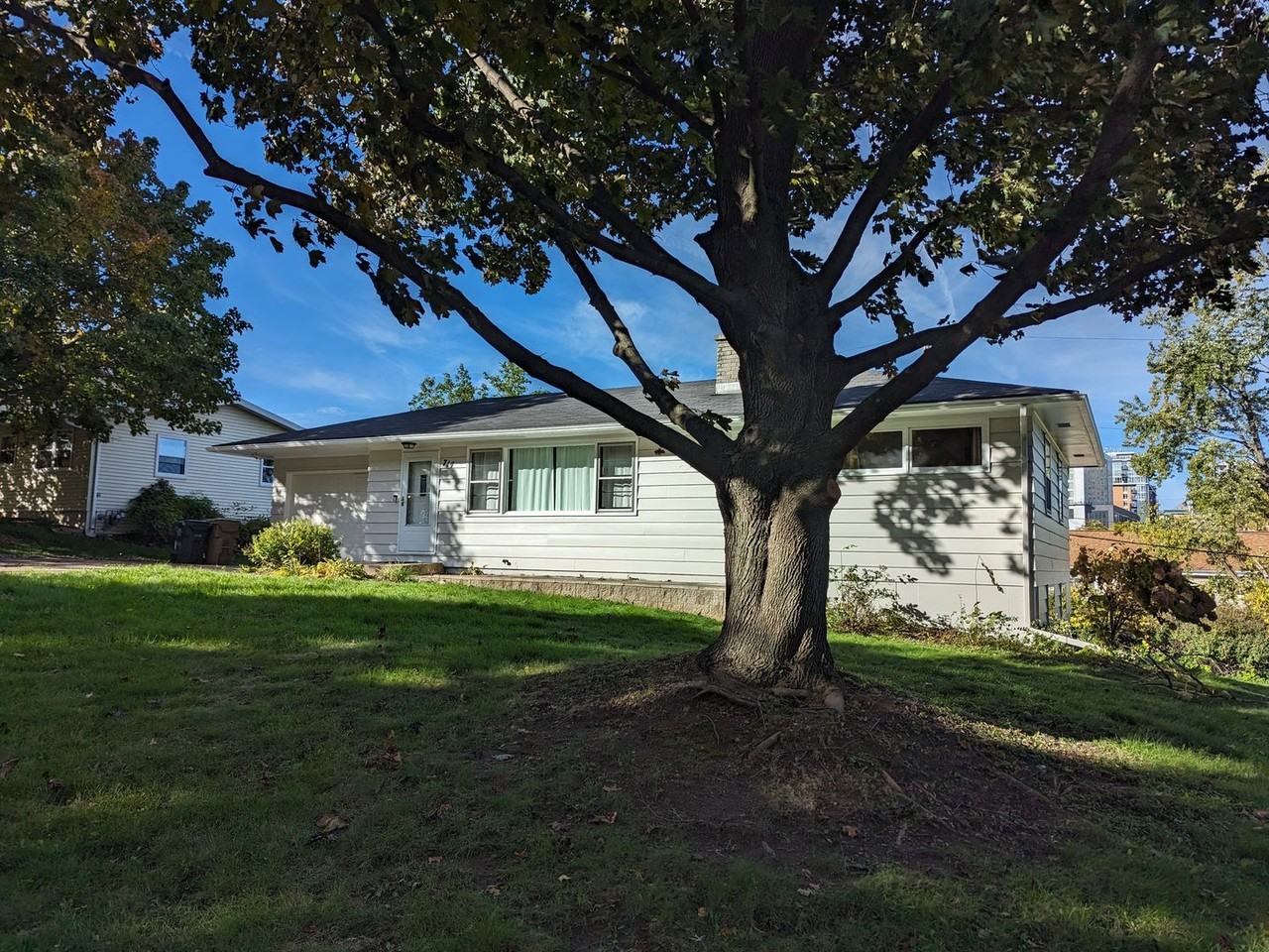 714 N Meadow Ln - Photo 2 of 31