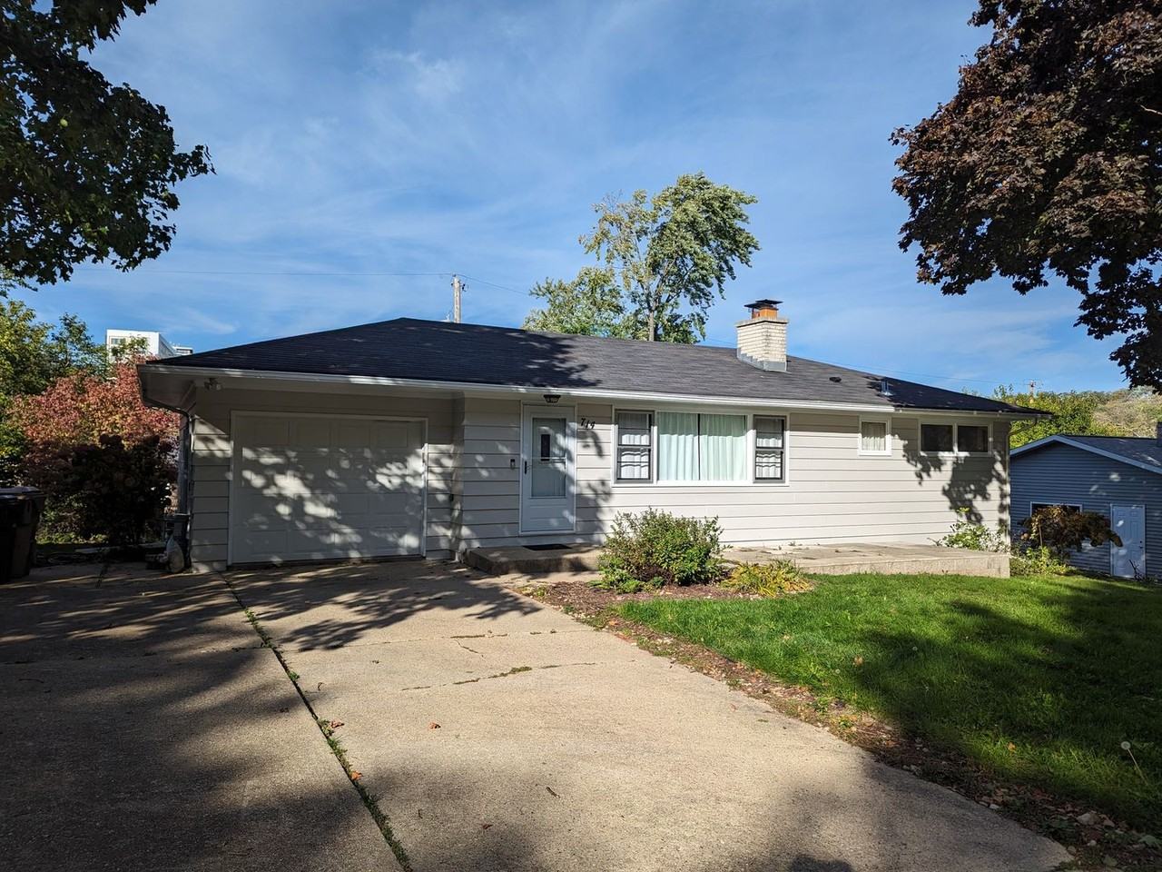 714 N Meadow Ln - Photo 3 of 31