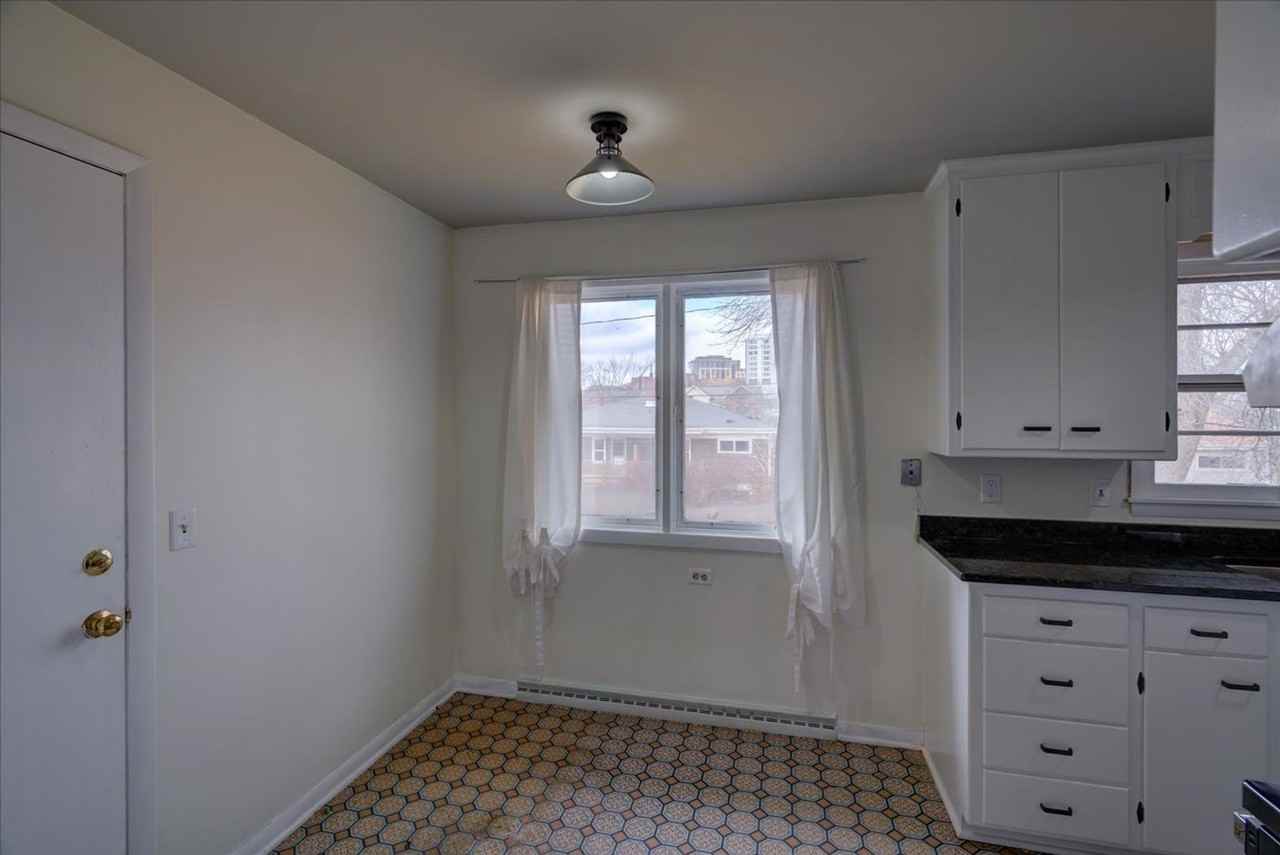 714 N Meadow Ln - Photo 7 of 31