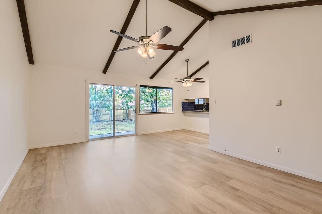 402 Wood Bine Dr - Photo 2 of 11