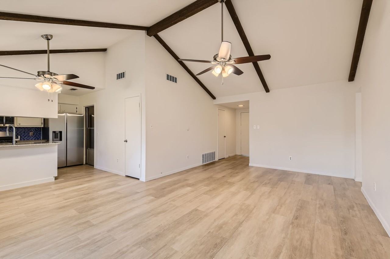 402 Wood Bine Dr - Photo 3 of 11