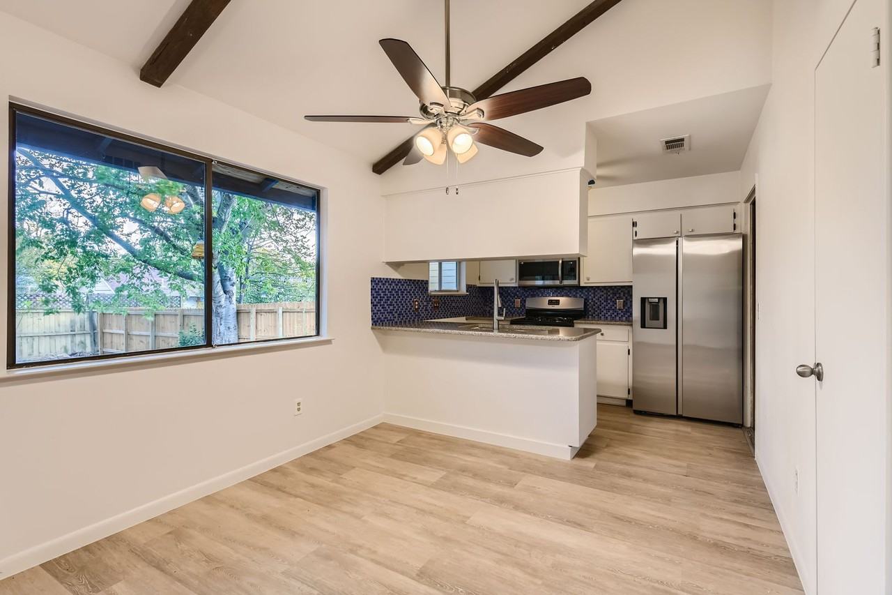 402 Wood Bine Dr - Photo 4 of 11