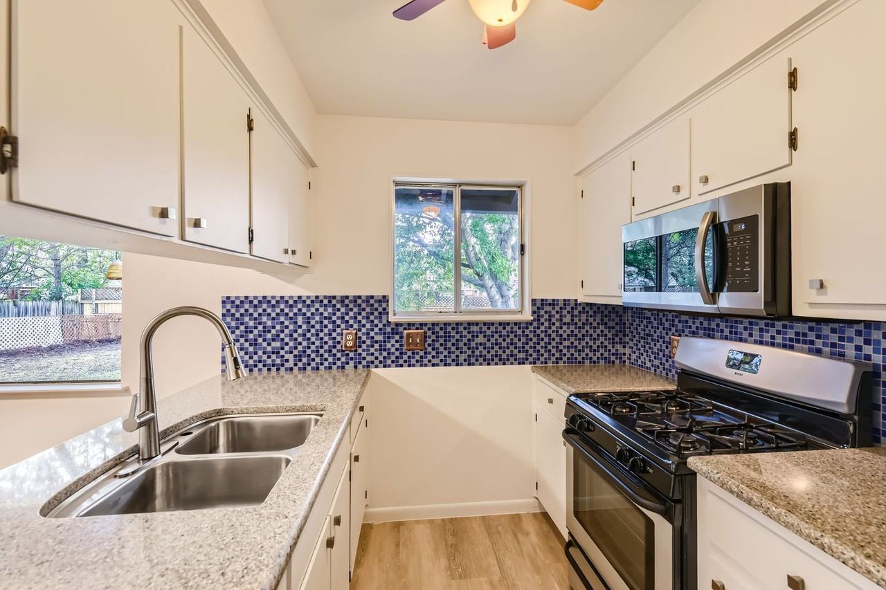 402 Wood Bine Dr - Photo 5 of 11