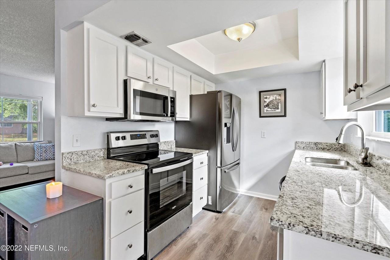 8440 Frost St N - Photo 3 of 12