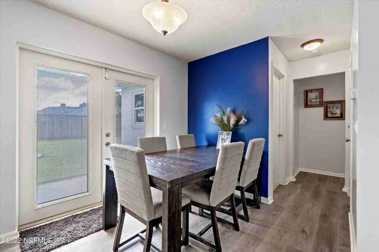 8440 Frost St N - Photo 4 of 12