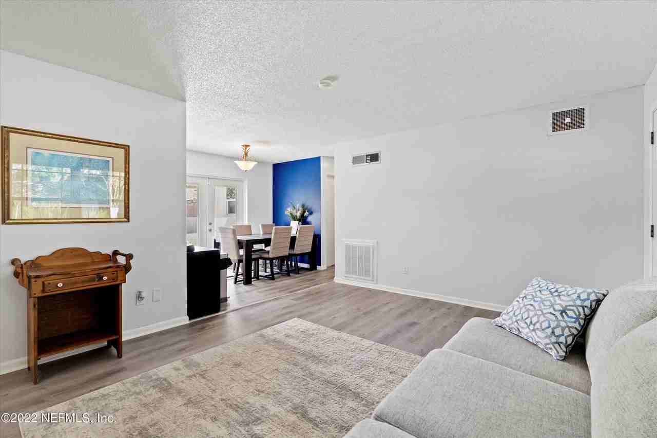 8440 Frost St N - Photo 5 of 12