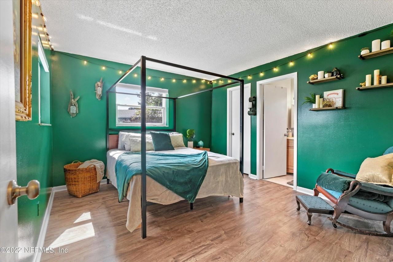 8440 Frost St N - Photo 6 of 12