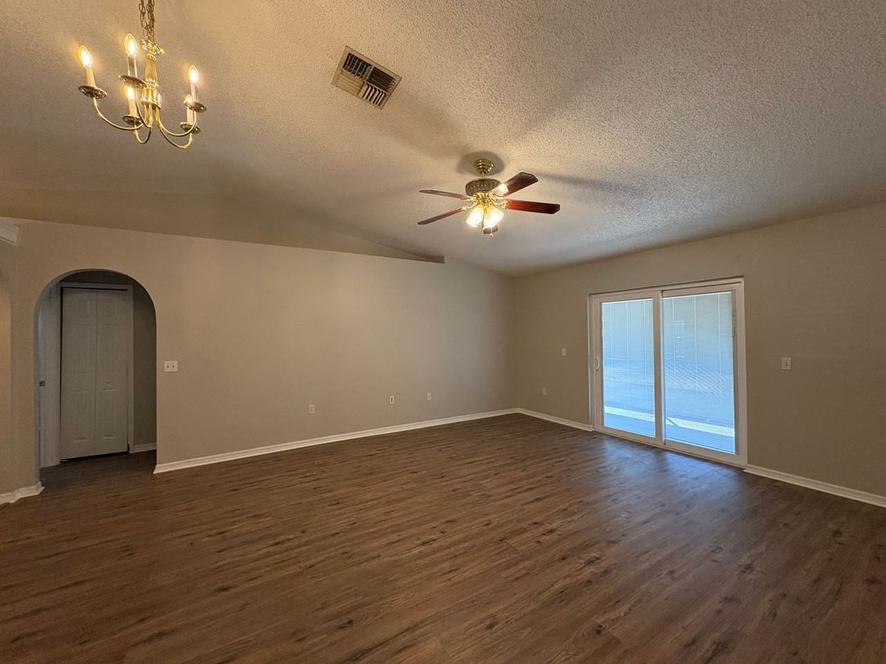 3605 Stonefield Dr - Photo 4 of 19