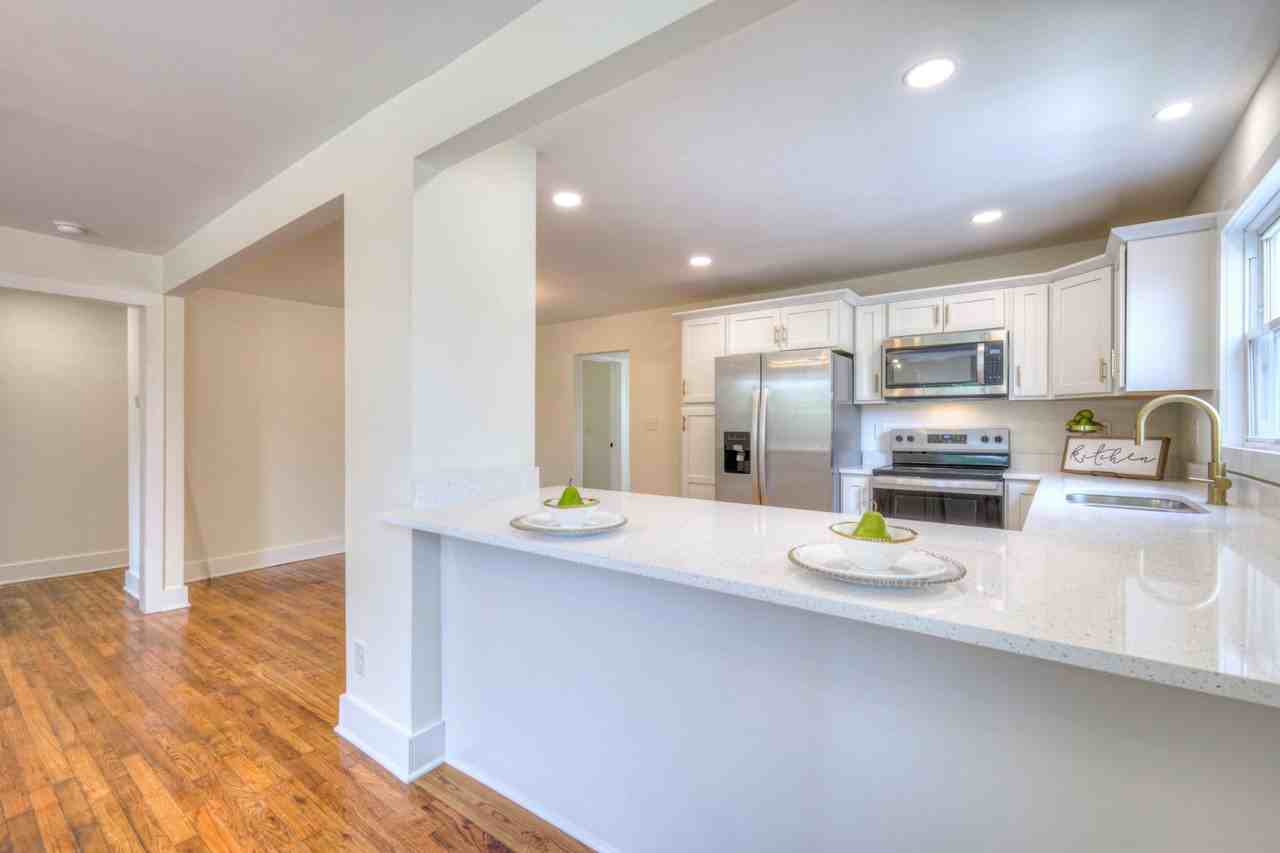 203 W Cedar St - Photo 7 of 36