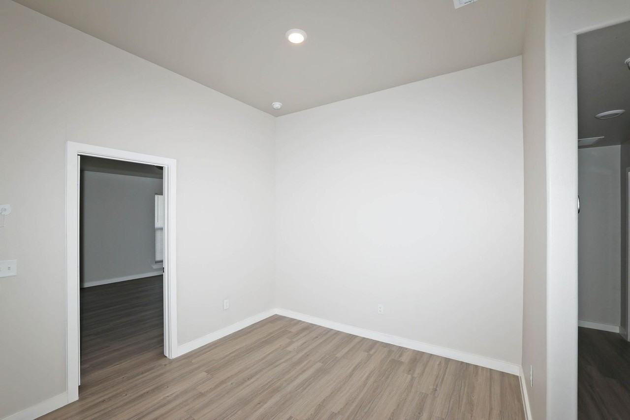 6904 Athens St - Photo 6 of 26