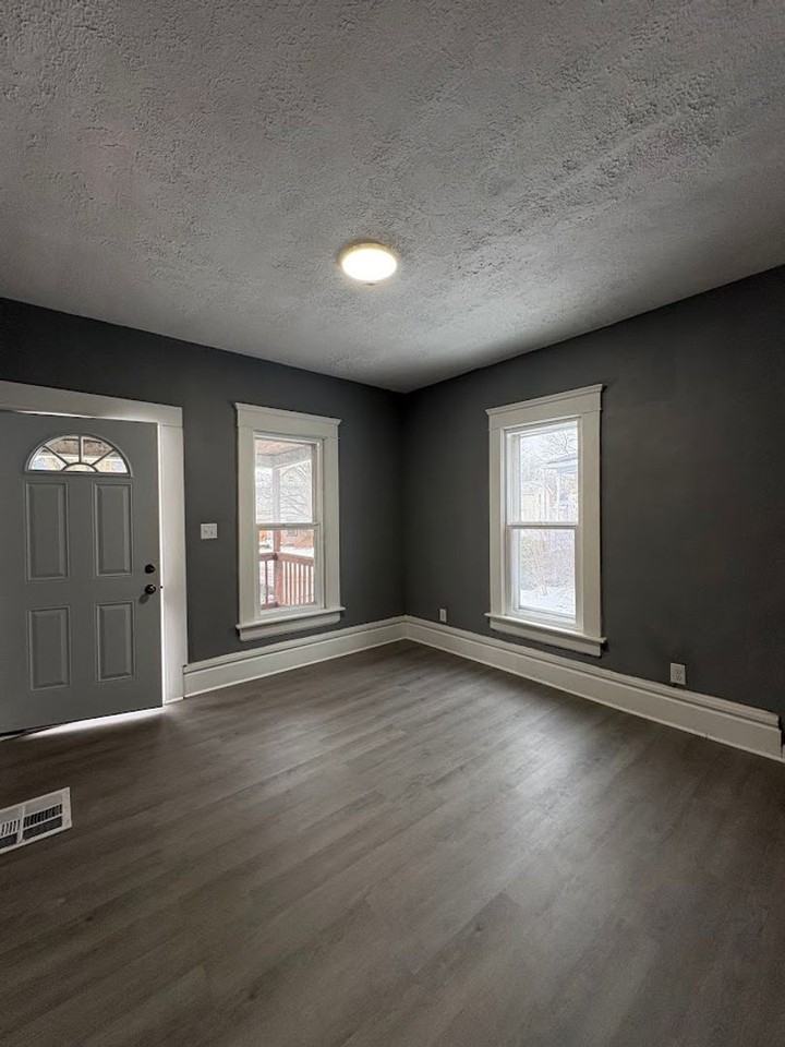 705 Kling St - Photo 4 of 24