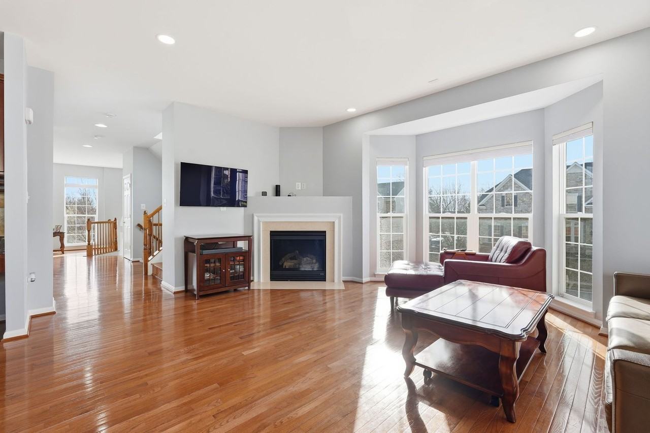 43281 Goosefoot Sq - Photo 3 of 39