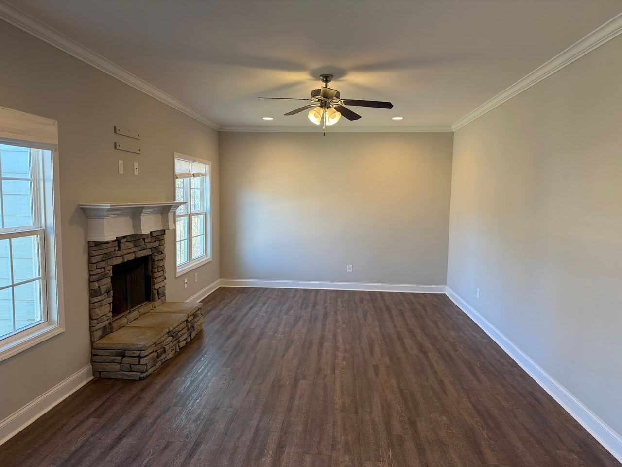 2102 Crossing Dr - Photo 2 of 9