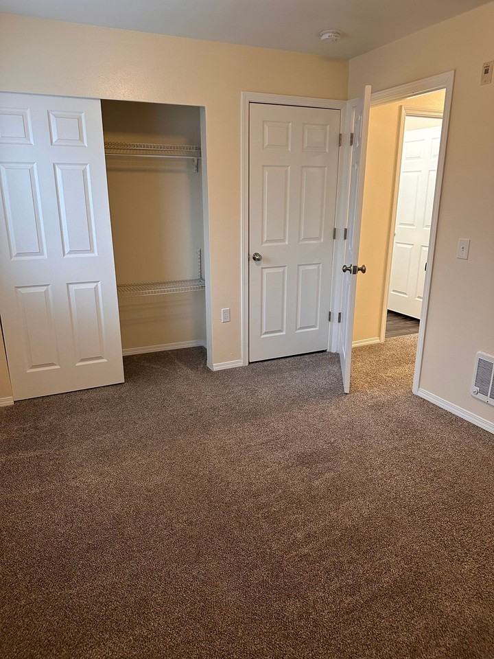 Parkland Manor - Photo 3 of 5