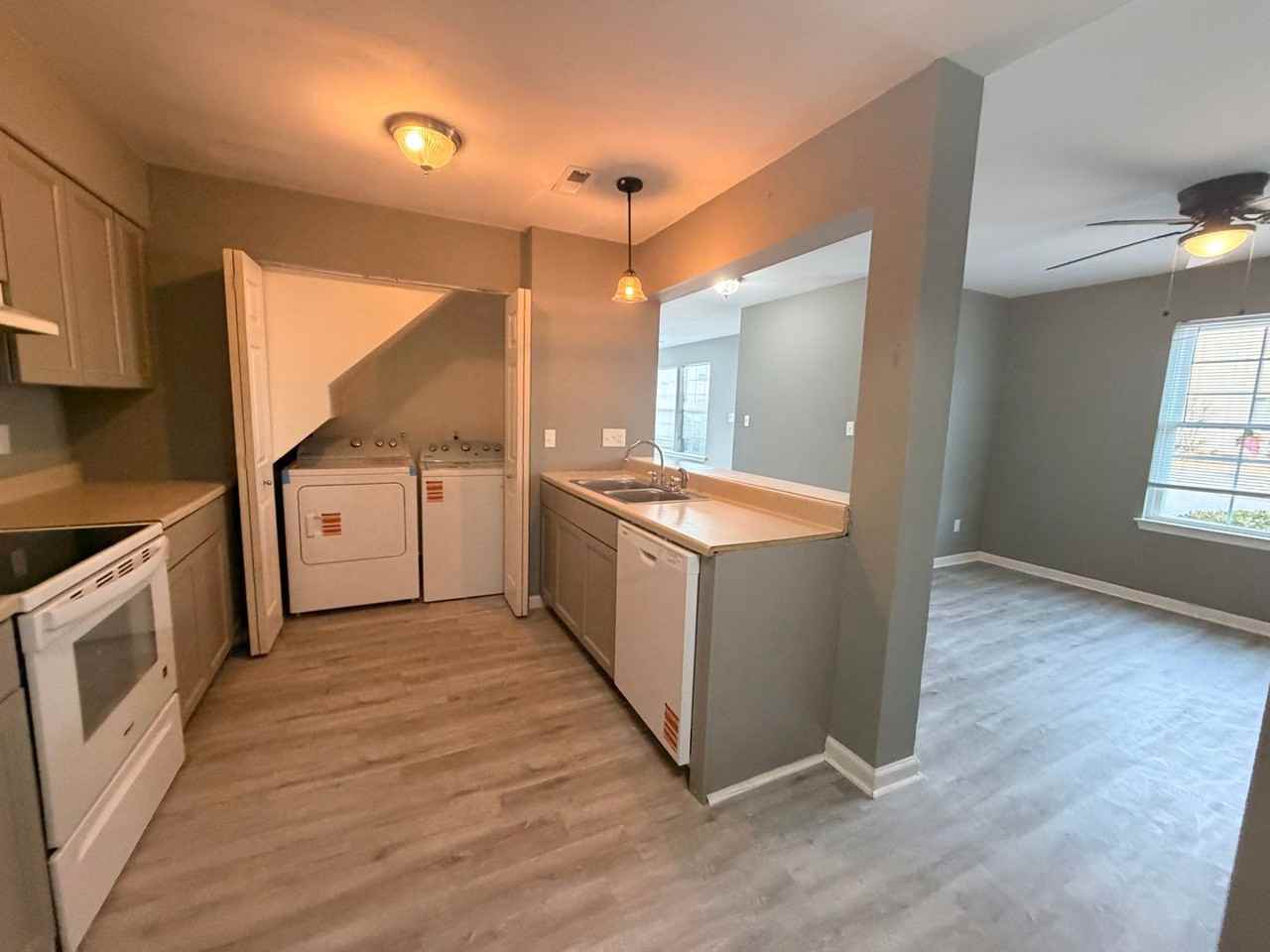 325 Lees Mill Dr - Photo 3 of 21