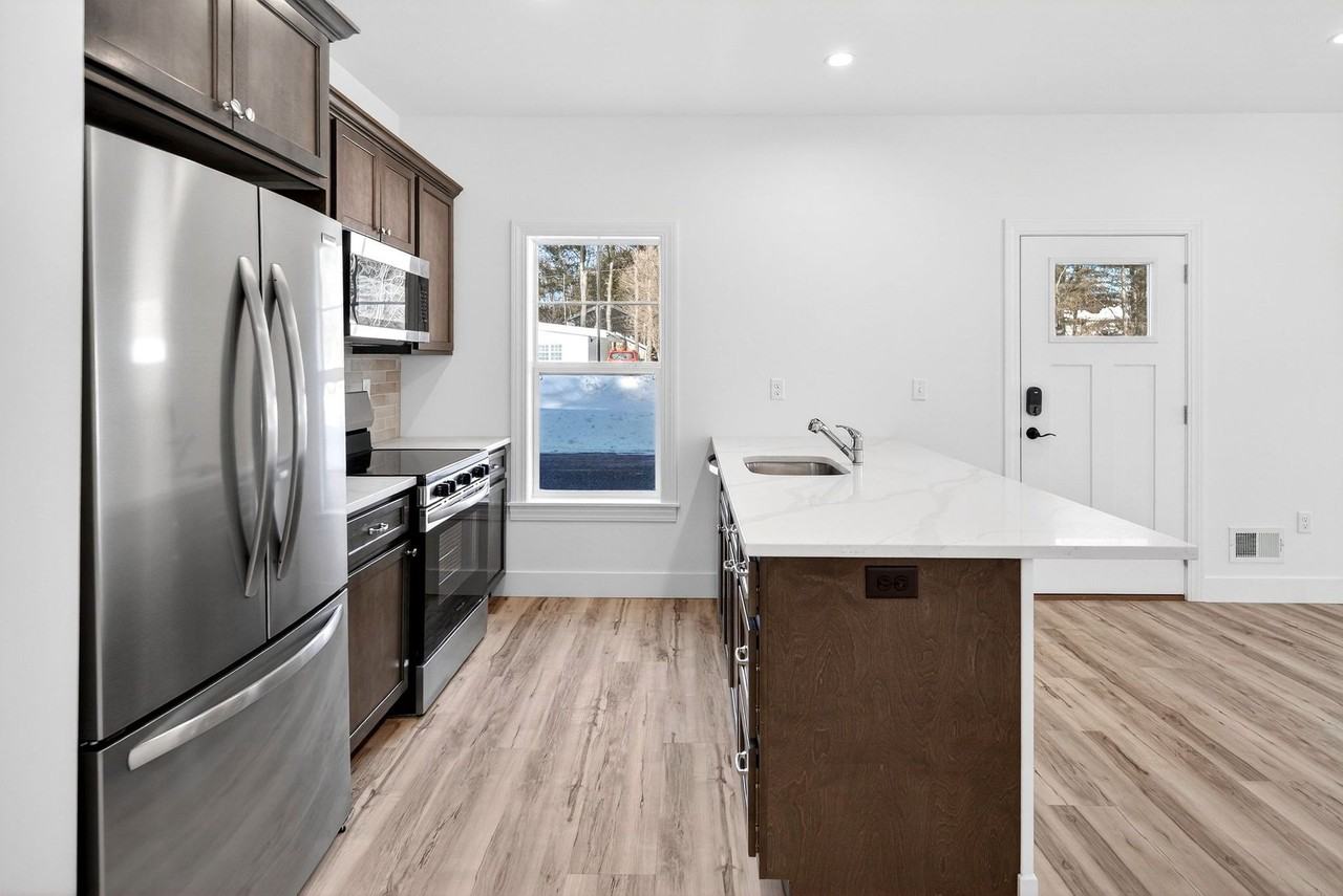 Hemlock Manor - Photo 4 of 27