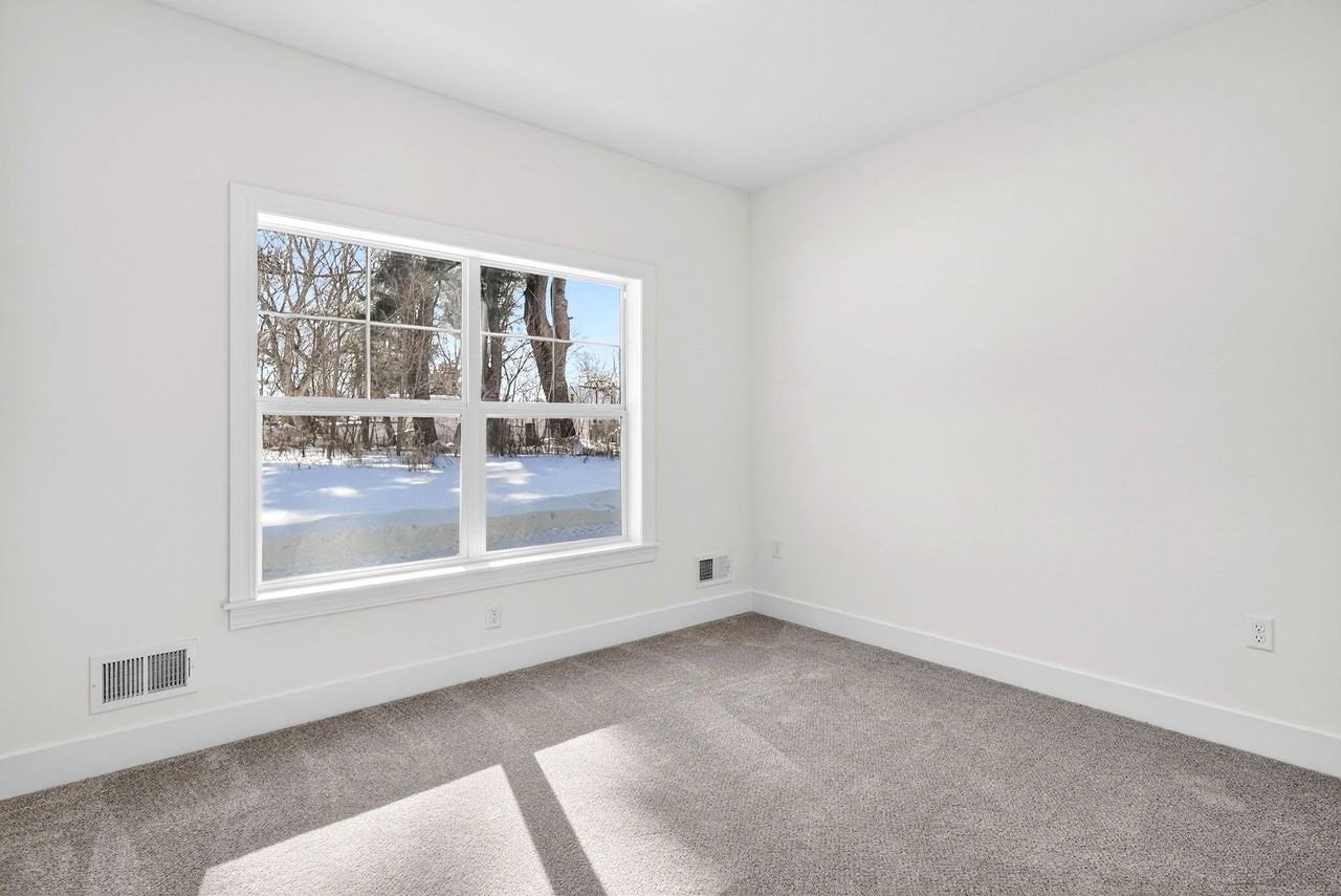 Hemlock Manor - Photo 6 of 27