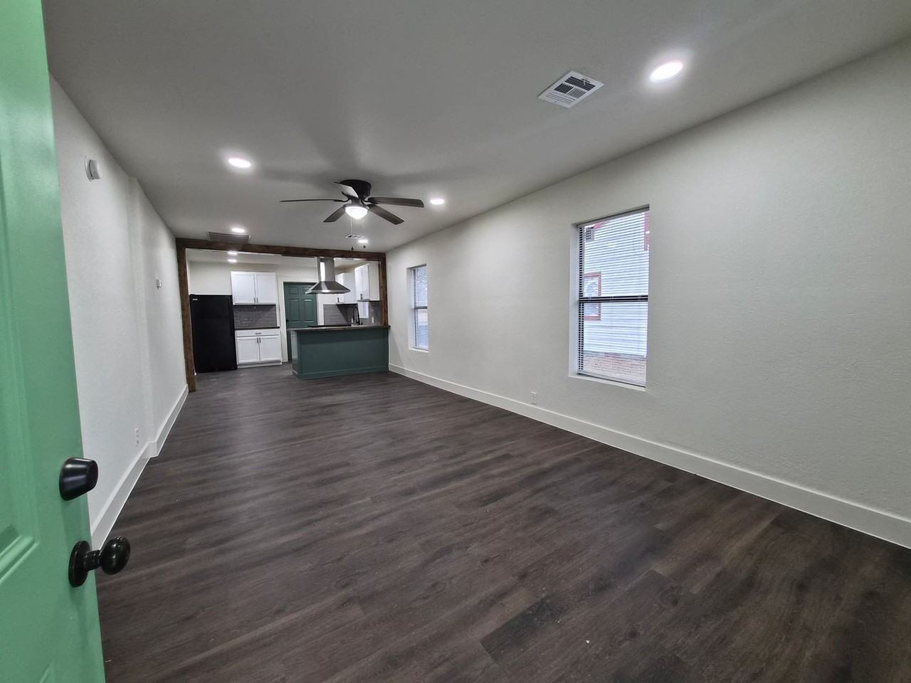 1409 Summit St - Photo 2 of 15