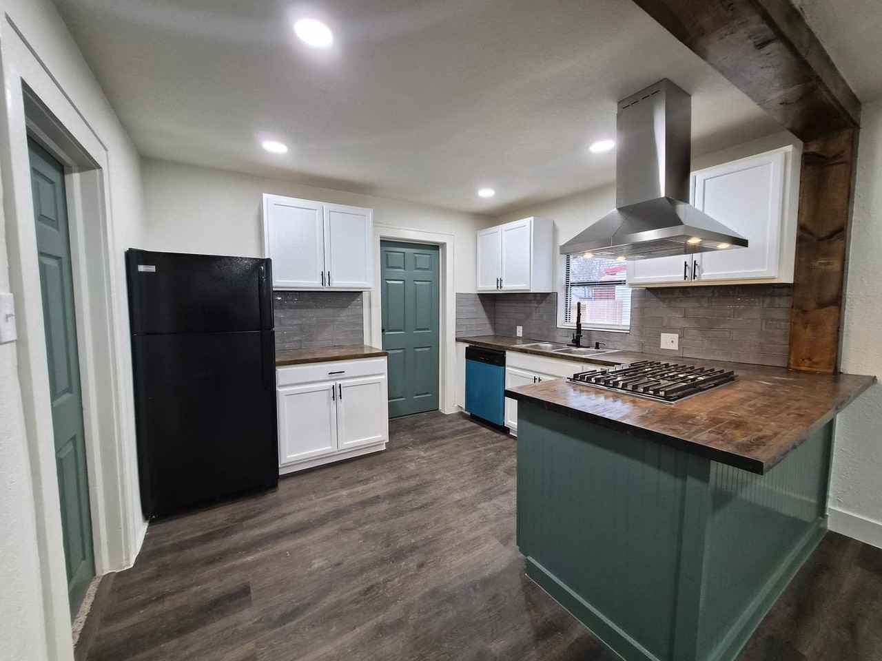 1409 Summit St - Photo 4 of 15